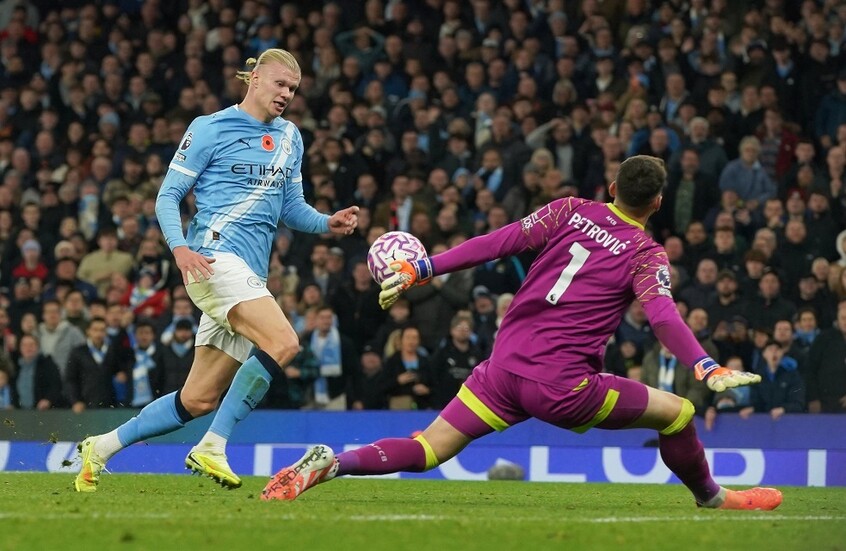 بطريقة مثيرة.. هالاند يحتفل بحصوله على جائزة جديدة (فيديو)