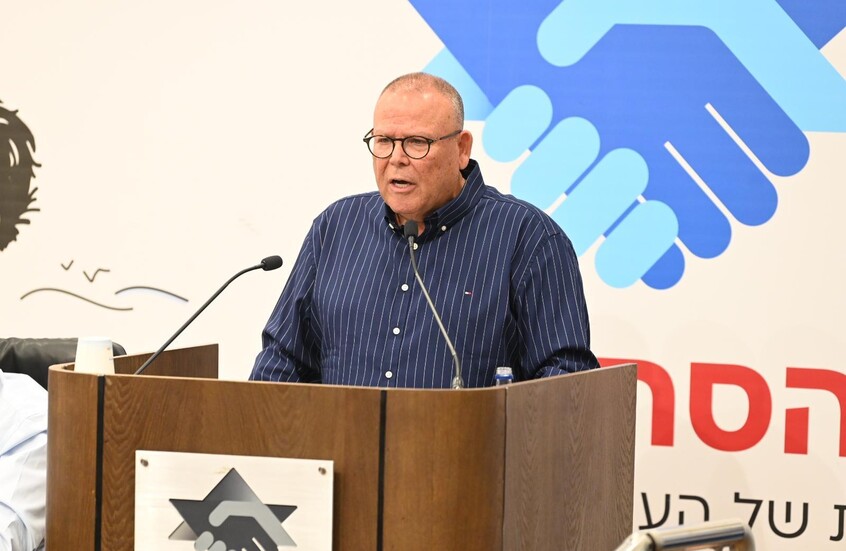 زلزال داخل إسرائيل.. اعتقال رئيس "الهستدروت" وزوجته في أكبر قضية فساد 