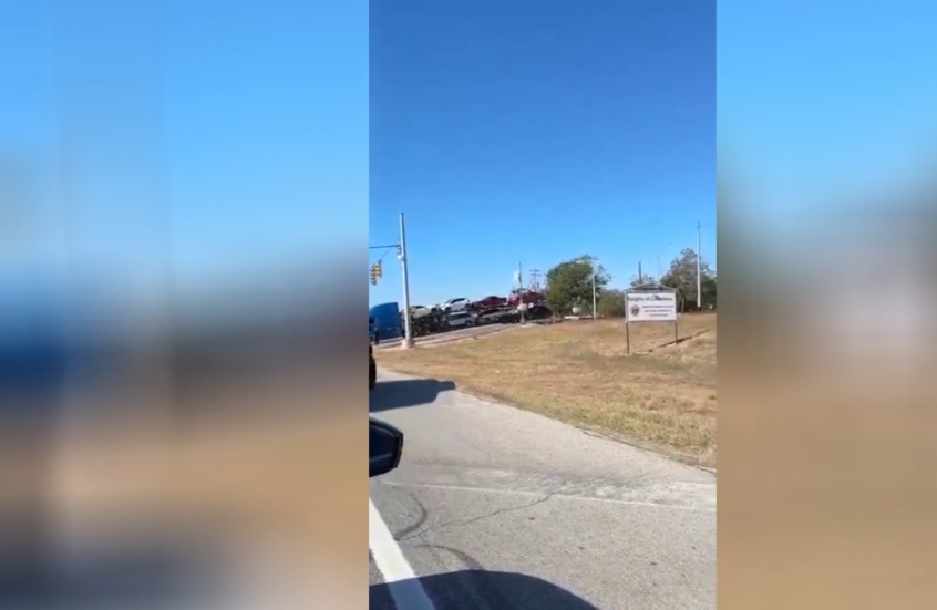 شاهد.. قطار يسحق شاحنة محملة بسيارات في تكساس