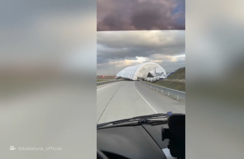 شاهد.. خيمة ضخمة قابلة للنفخ تعرقل حركة المرور في نوفوسيبيرسك