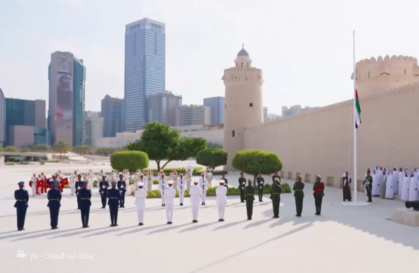 محمد بن زايد آل نهيان يرفع العلم الإماراتي في قصر الحصن بأبوظبي بمشاركة ضباط متقاعدين