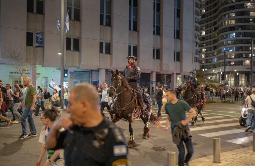 المستشارة القضائية الإسرائيلية "ترتعد من الخوف" بسبب "الهاتف" ولبيد يقول: إسرائيل في خطر وجودي