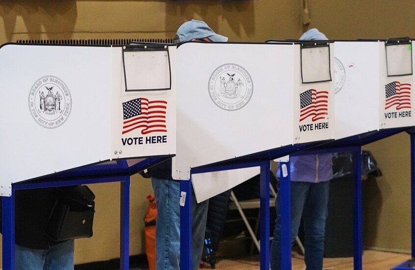 إيلون ماسك: تذكروا التصويت غدا في نيويورك.. صوتوا لكومو!