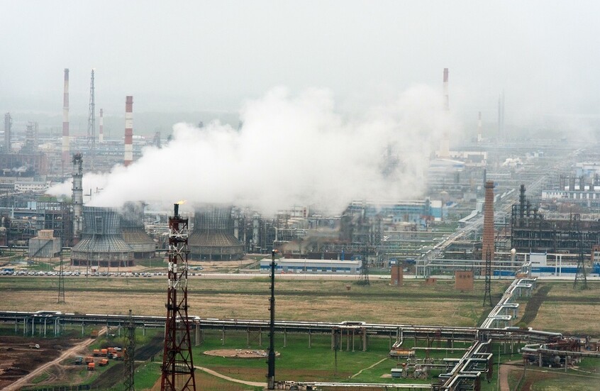 بعد هجوم مسيرات.. انهيار جزئي إثر انفجار بمصنع للبتروكيماويات في بشكيريا الروسية