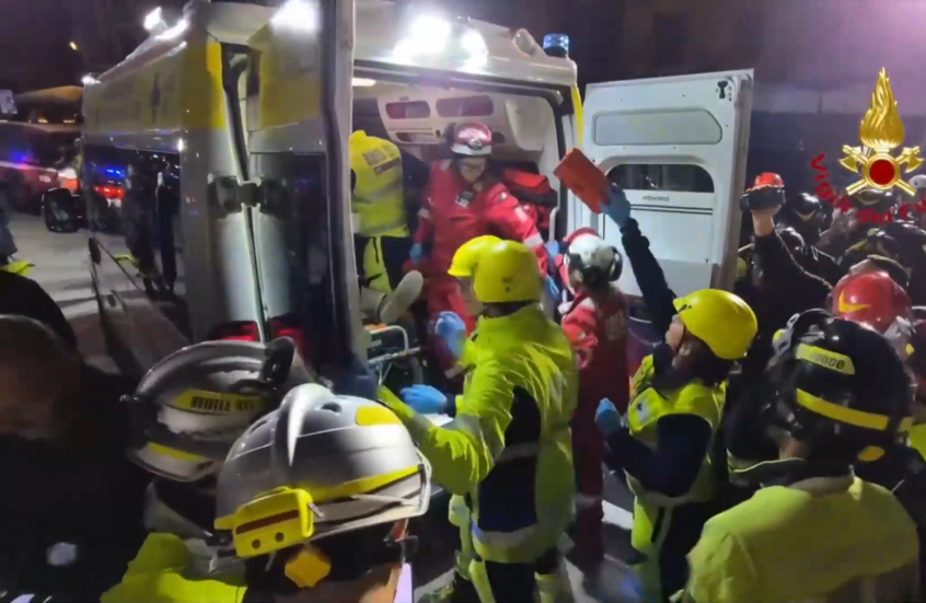 وفاة رجل عقب إنقاذه من تحت أنقاض برج أثري منهار جزئيا في إيطاليا