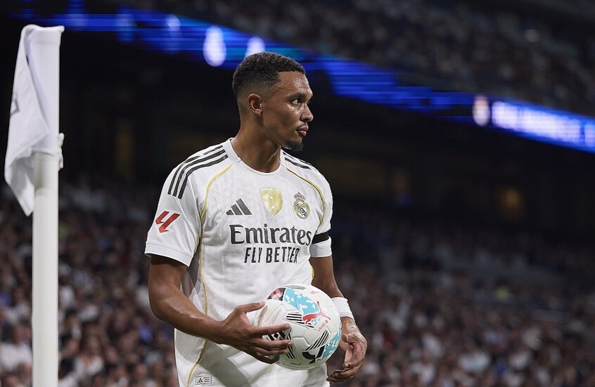 جماهير ليفربول تصدم أرنولد العائد إلى "أنفيلد".. صورة