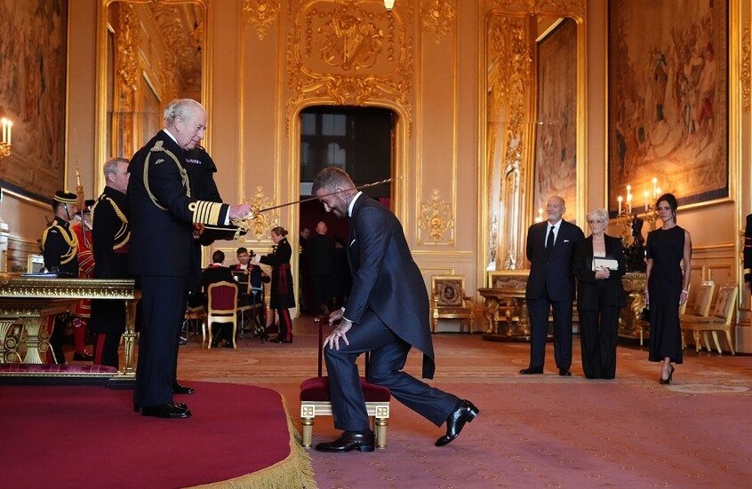 رسميا.. ديفيد بيكهام يحصل على لقب "السير" بعد تسلمه وسام الفارس من ملك بريطانيا (فيديو)