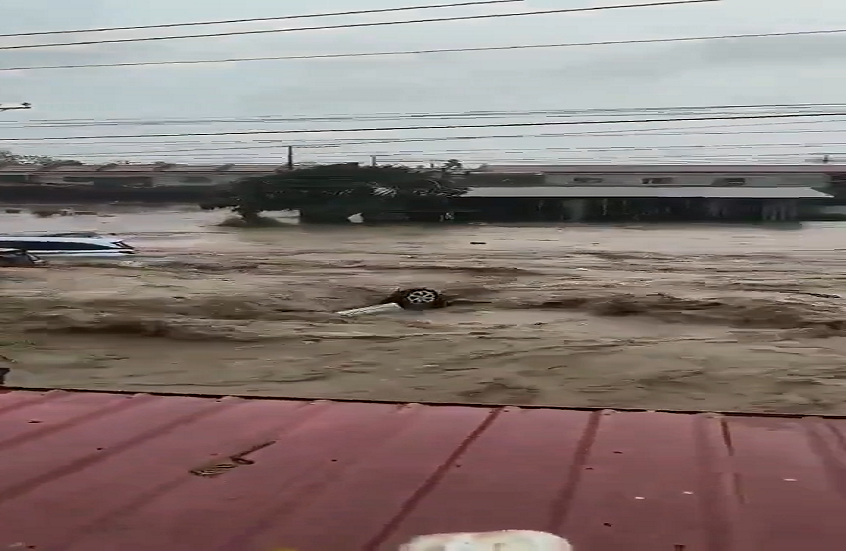 إعصار "كالماغي" يودي بحياة 39 شخصا ويغمر وسط الفلبين بالفيضانات (فيديو)