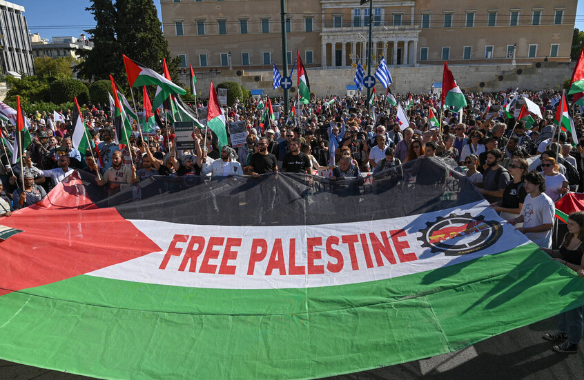 اليونان.. متظاهرون مؤيدون لفلسطين يهاجمون حافلة سياح إسرائيليين ويمنعون رسو سفينتهم في ميناء بكريت