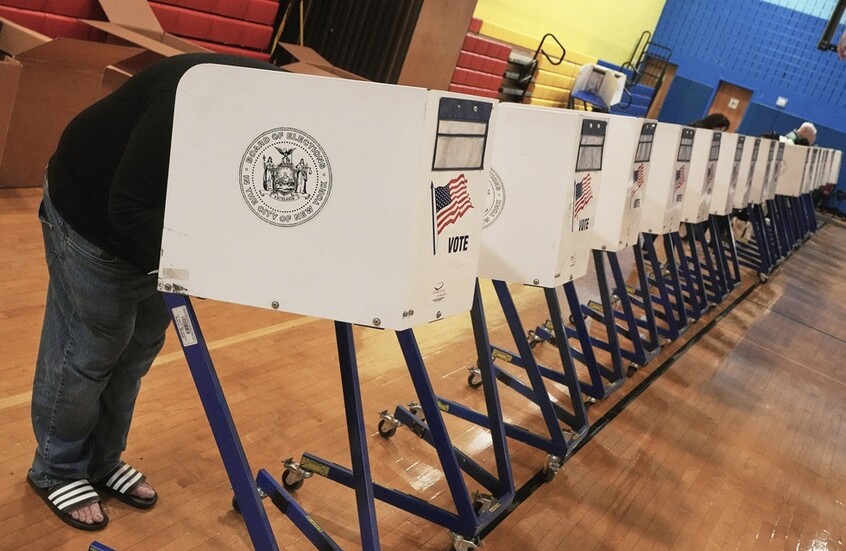 استطلاعات رأي لـ"سي إن إن" تظهر عدم رضا الناخبين عن ترامب وقلق بشأن الاقتصاد