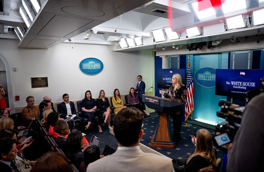 قاض فيدرالي يلزم البيت الأبيض بتوفير ترجمة فورية بلغة الإشارة في مؤتمراته الصحفية