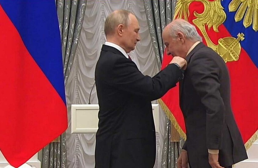 بوتين يقلد بروفيسورا عراقيا ميدالية "بوشكين"