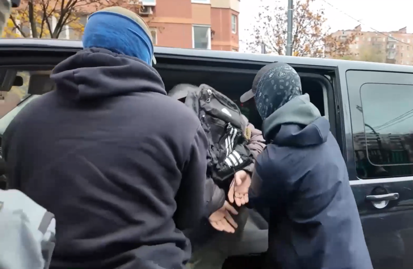 "حاول الفرار من البلاد".. الأمن الروسي يلقي القبض على شخص سرب معلومات سرية لصالح دولة في الناتو