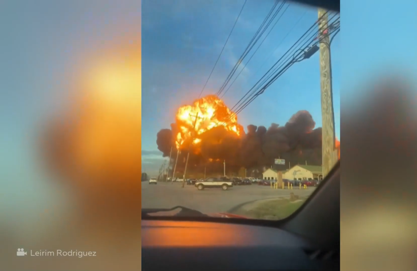 مشاهد جديدة توثق لحظة تحطم طائرة شحن أمريكية في ولاية كنتاكي