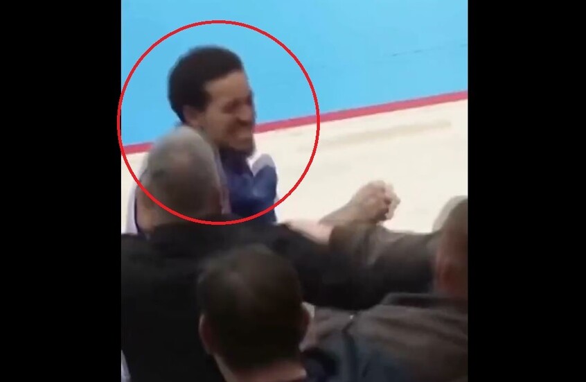 شاهد.. طرد لاعب أمريكي طوله (201 سم) بعد اعتدائه على مشجع