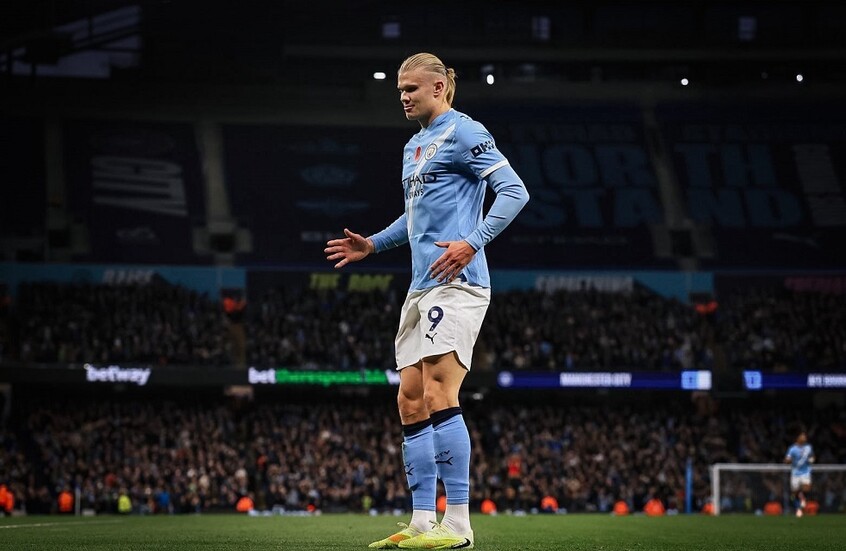 "الرجل الآلي" هالاند يواجه فريقه السابق.. التشكيلة والقنوات الناقلة