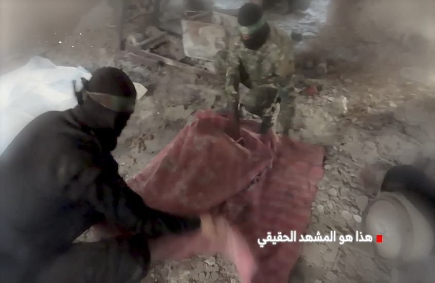 "هذا هو المشهد الحقيقي".. "كتائب القسام" تبث مشاهد حول حقيقة استخراج جثث الأسرى