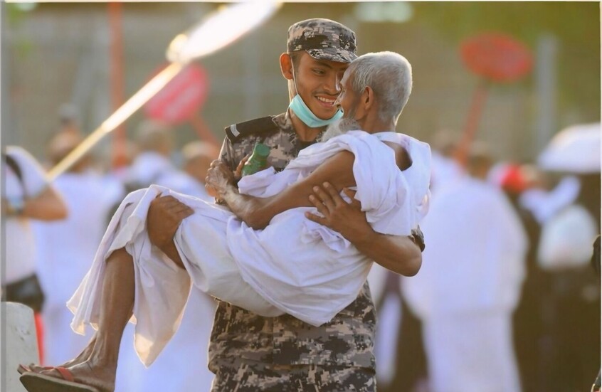 السعودية.. لقطات ومواقف لأمن الحرم المكي ردا على فيديو مثير للجدل (فيديو)