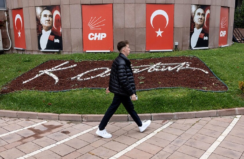 "حرييت": الحزب الحاكم في تركيا يبحث الإفراج عن دميرطاش والناشط كافالا