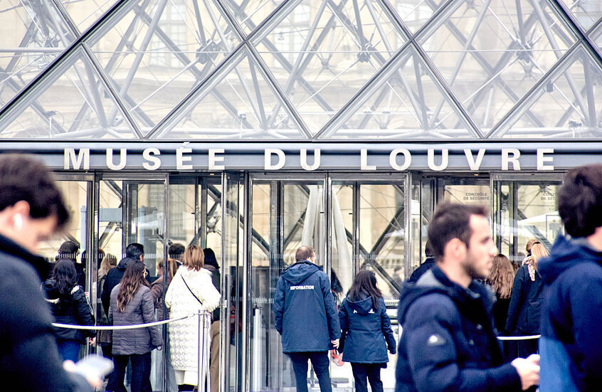 تقرير حكومي فرنسي يكشف ثغرات أمنية خطيرة في متحف اللوفر