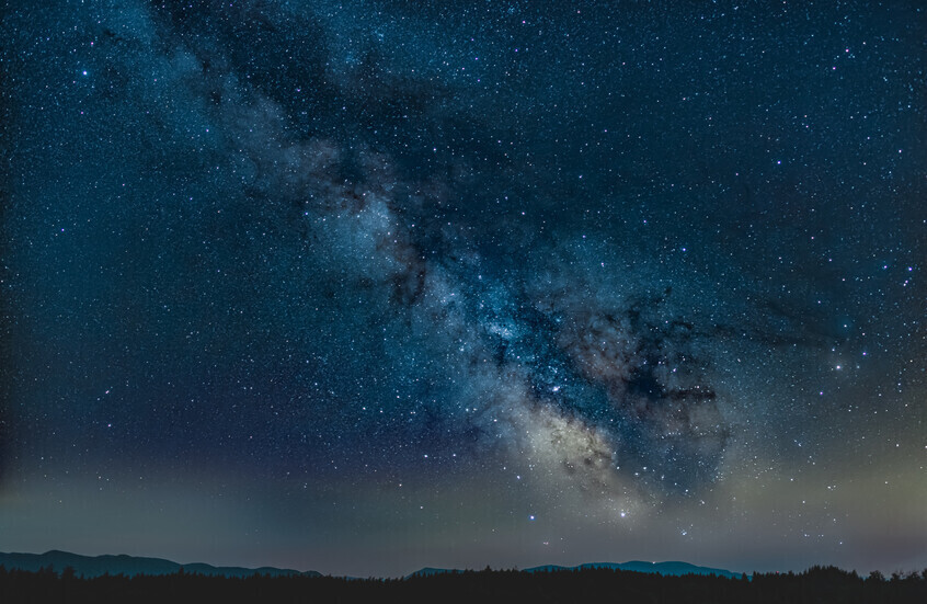 اكتشاف سلوك غامض للكون لا يتطابق مع النماذج العلمية الحالية