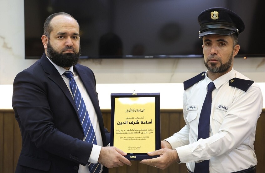 الداخلية السورية تكرم شرطي مرور بعد حادثة شغلت الشارع السوري (صور)