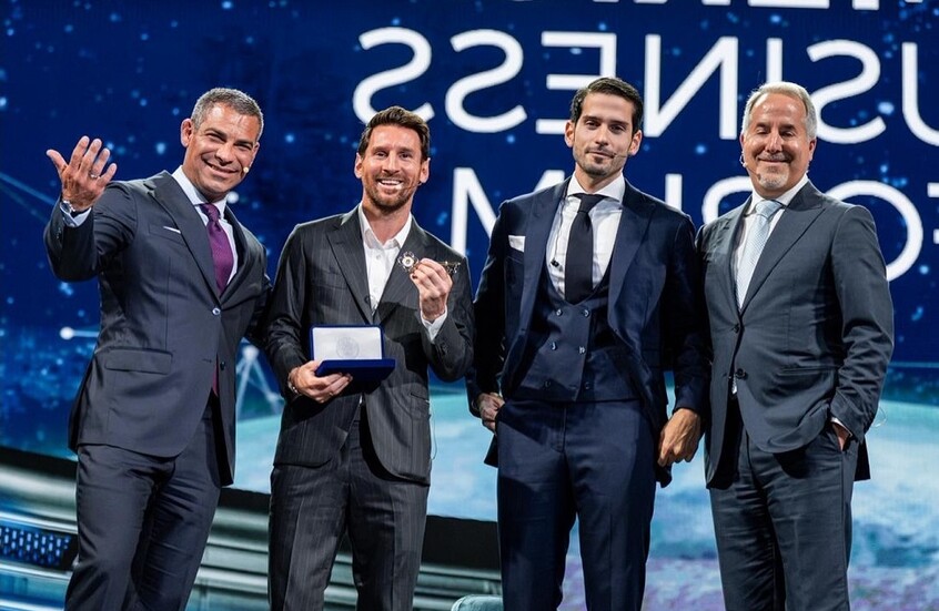 ميسي يتسلم مفتاح مدينة.. ويرد على رونالدو رداً "مبطناً"