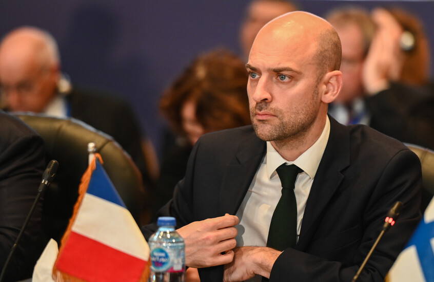 فرنسا تجري "حوارا لا بد منه" مع الجزائر للإفراج عن صنصال وغليز