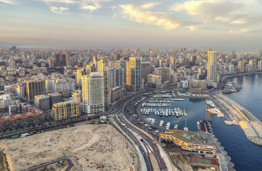 مدون إسرائيلي شهير يتحدث بالعبرية من وسط بيروت ويثير ضجة كبيرة (فيديو)