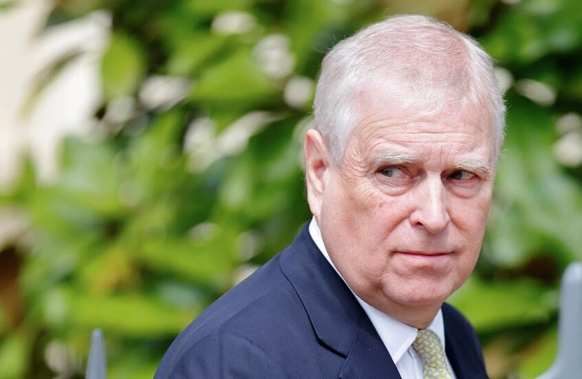 الملك تشارلز يجرد شقيقه أندرو بشكل رسمي من لقب 