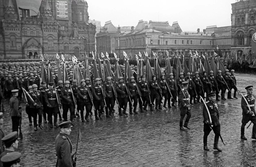 أجرأ استعراض عسكري في التاريخ!