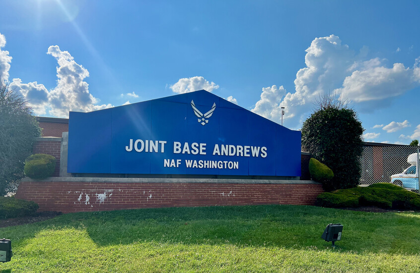 نقل عدة أشخاص من قاعدة عسكرية أمريكية إلى المستشفى بعد فتح طرد يحتوي على مسحوق مجهول