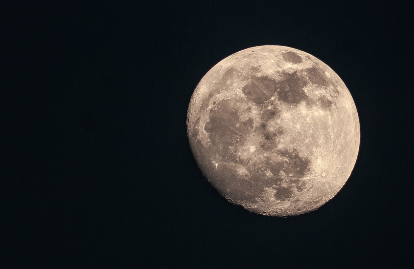 العلم يحل أخيرا  لغز السحابة الغبارية الغامضة حول القمر