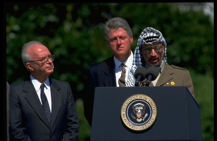 في مقال عن "المفارقة في اغتيال رابين": تحدث منفردا مع عرفات وفجأة خرج من الغرفة غاضبا ووجهه محمر