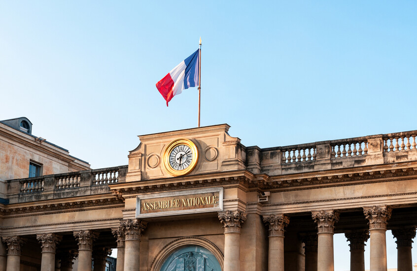 ظهور فتيات محجبات داخل البرلمان الفرنسي يفجّر جدلا واسعا بين الأوساط السياسية في البلاد (صورة)