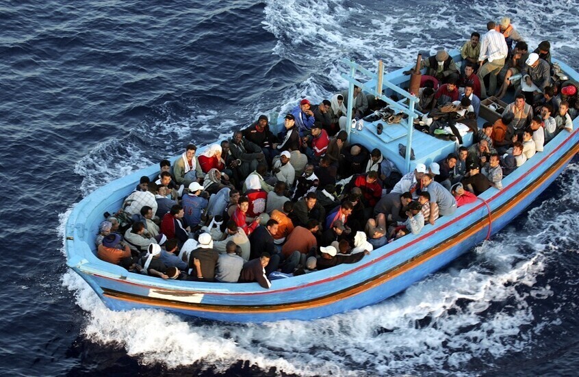 غارات جوية تستهدف قوارب لتهريب المهاجرين في ميناء ليبي