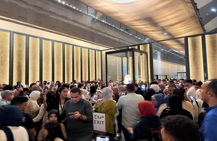 "اضطررنا لغلق المكان".. وزير الآثار المصري يكشف عن عدد غير مسبوق لزوار المتحف والأهرامات