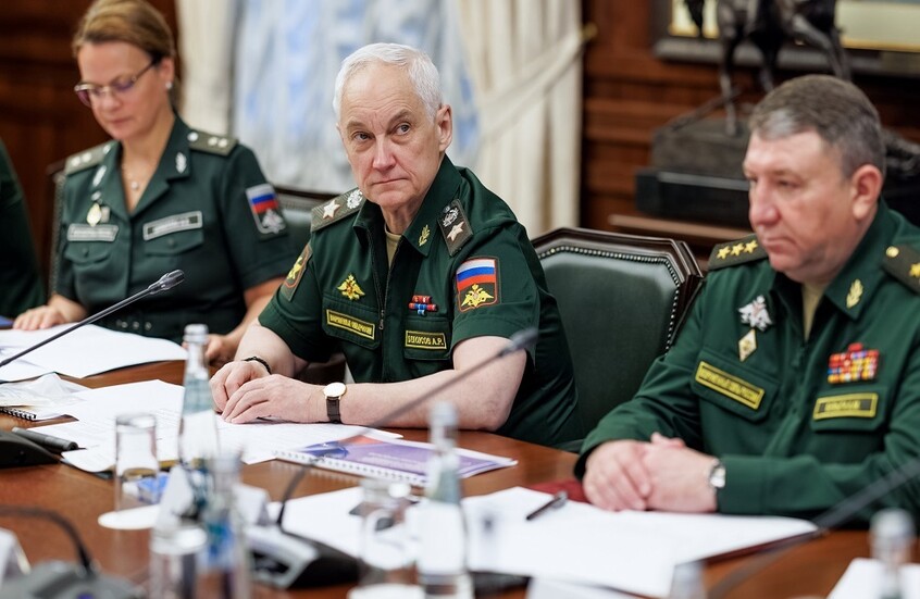 أندريه بوليغا على يمين الصورة خلال اجتماع برئاسة وزير الدفاع الروسي أندريه بيلاوسوف - يوليو 2025.