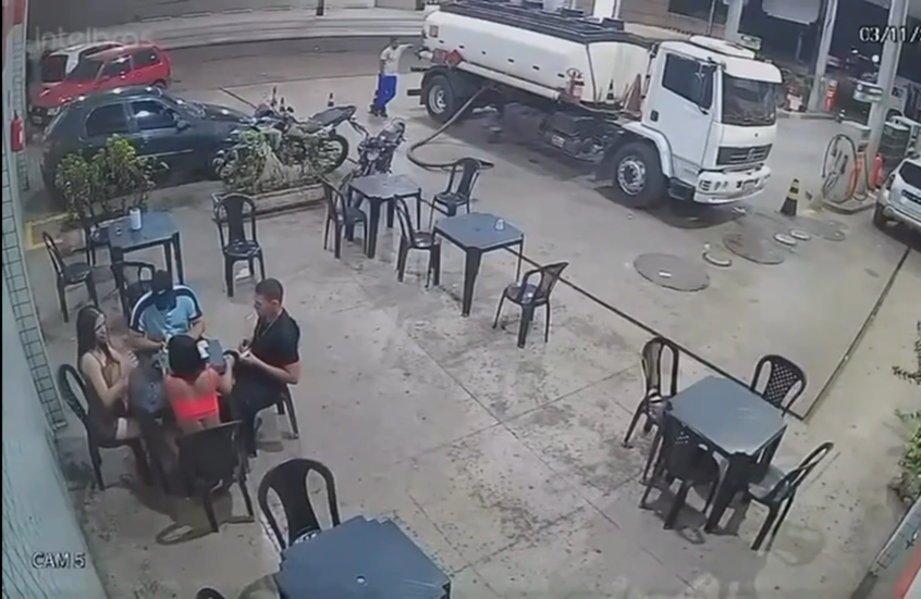 شاهد.. سيجارة تثير الذعر في محطة وقود وكادت أن تتسبب بمأساة في البرازيل