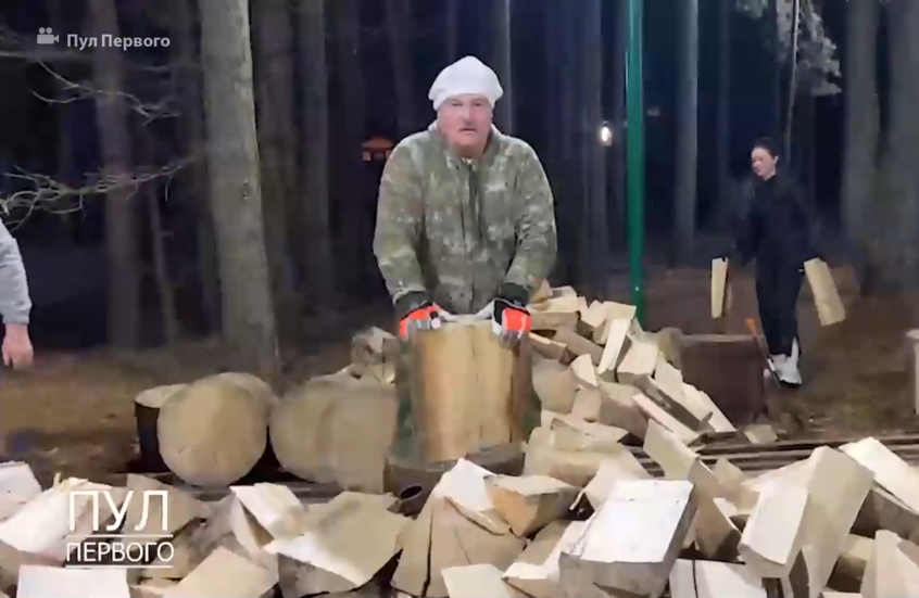 رئيس بيلاروس يظهر مهاراته في التحطيب