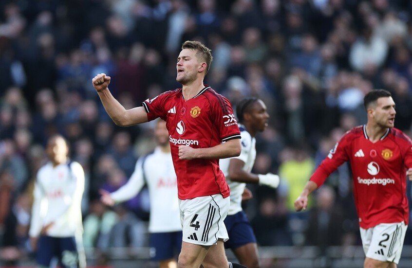 مانشستر يونايتد ينجو من الهزيمة في الوقت القاتل