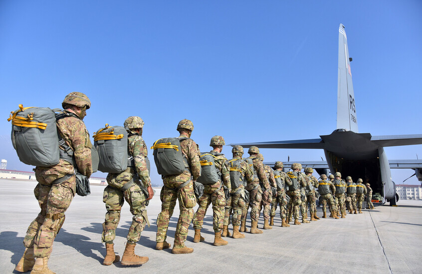 الإغلاق الحكومي الأمريكي يحرم آلاف العاملين في القواعد العسكرية الخارجية من رواتبهم