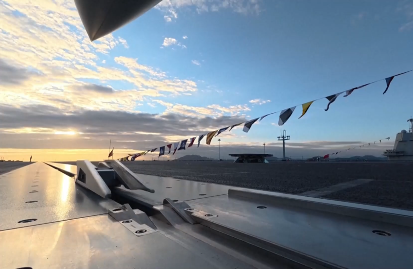 شاهد.. شي جين بينغ يختبر شخصيا منظومة المنجنيقات الكهرومغناطيسية على متن حاملة الطائرات "فوجيان"