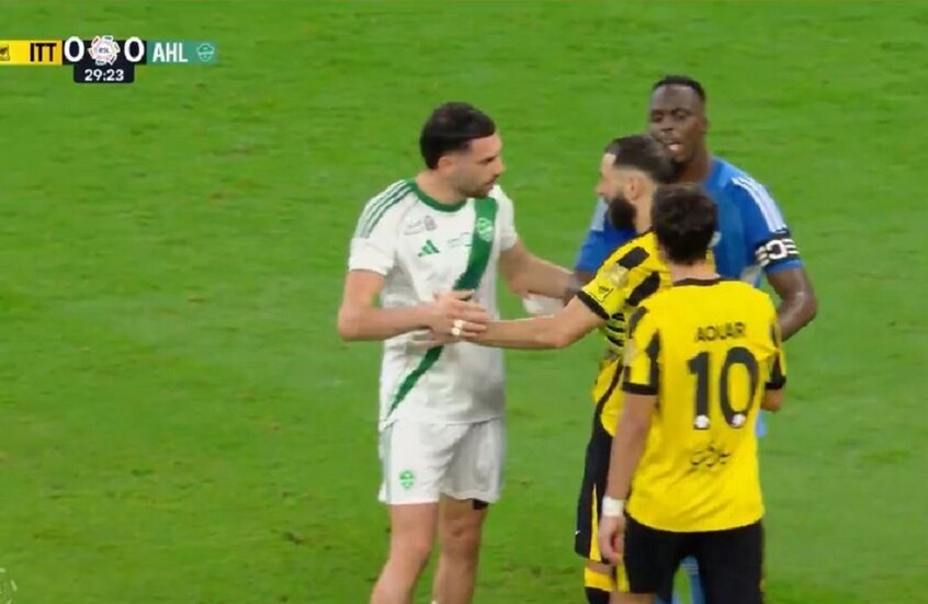 مشاجرة بين الجزائري حسام عوار والتركي ديميرال في "ديربي" جدة.. فيديو