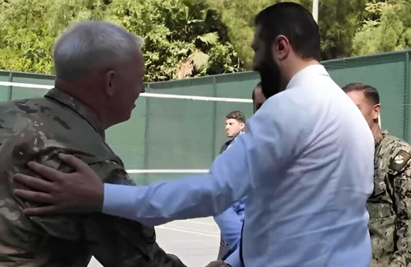 قبيل زيارته إلى واشنطن.. الشرع يلعب كرة السلة مع قائد قوات التحالف الدولي ضد 