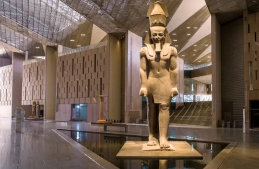 إعلامي مصري شهير يوجه سؤالا جريئا للدولة بعد افتتاح المتحف المصري الكبير