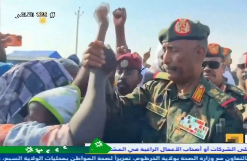 عبد الفتاح البرهان يزور مخيما لنازحين فروا من مدينة الفاشر