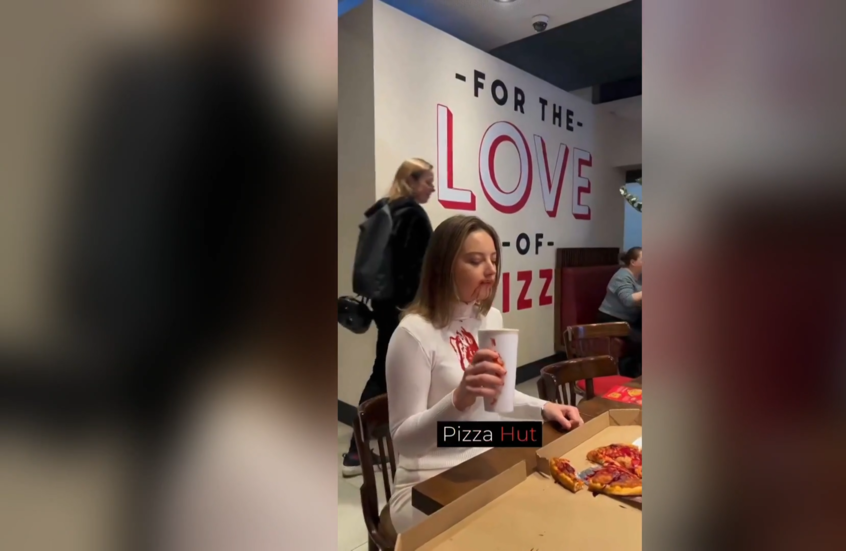 شاهد.. فعالية "دامية" في فرع "بيتزا هت" في وارسو احتجاجا على دعمها لإسرائيل