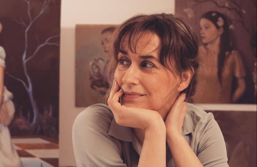 بعد فضيحة سرقة لوحاتها.. الفنانة الدنماركية ليزا نيلسن تصل مصر