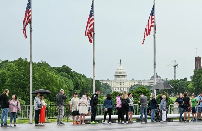 وزير النقل الأمريكي يحذر من تباطؤ حركة الطيران الأمريكية إلى "نقطة توقف شبه تامة"